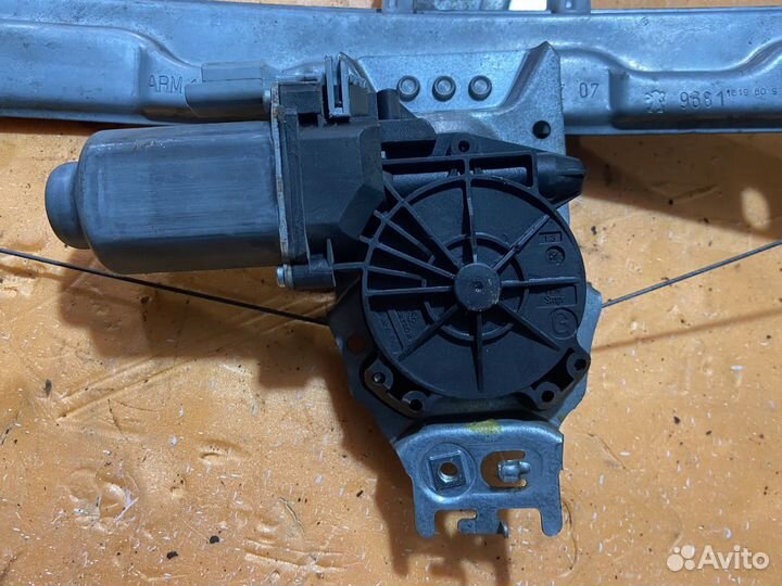 Стеклоподъемник передний левый Peugeot 207