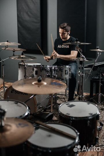 Уроки игры на барабанах в студии на Рождественской