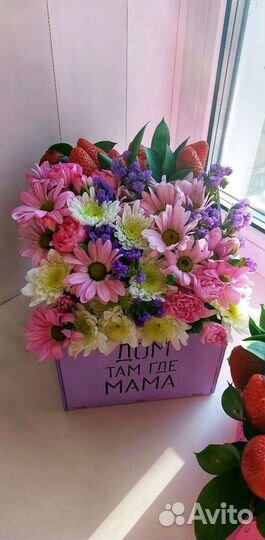 Букет маме из клубники и цветов