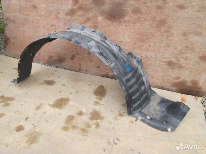 Подкрылок передний правый Nissan Tino V10 QG18DE