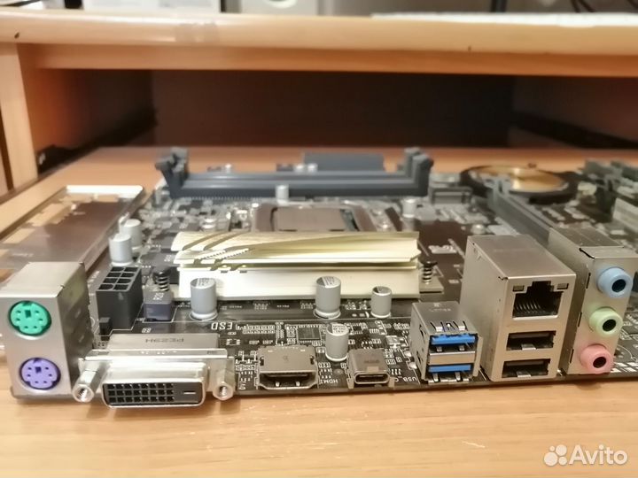 Материнская плата с процессором на 1151 соккет