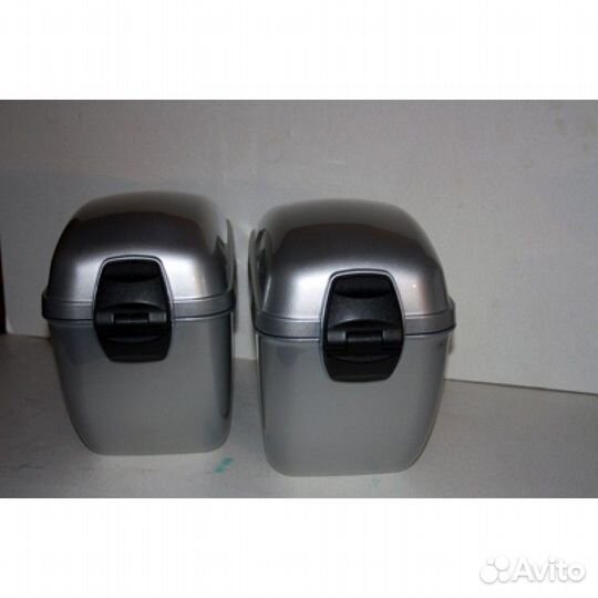 Пластиковые серебристые боковые кофры на мотоцикл