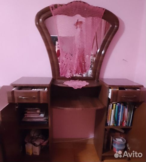 Туалетный столик с зеркалом