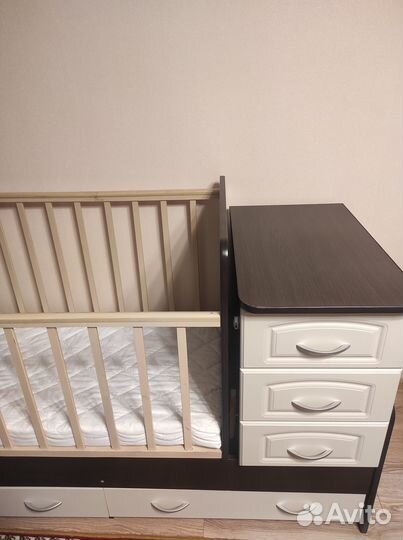 Детская кроватка с маятником и комодом