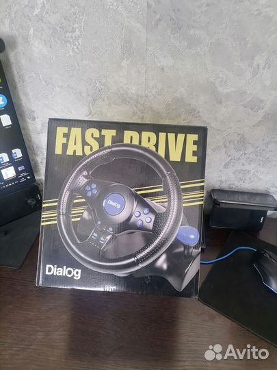 Игровой руль с педалями