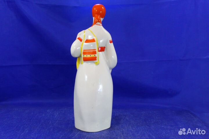 Высокая фарфоровая статуэтка Девушка из Мукачева