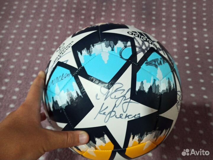 Футбольный мяч Лиги Чемпионов финала 2022 года