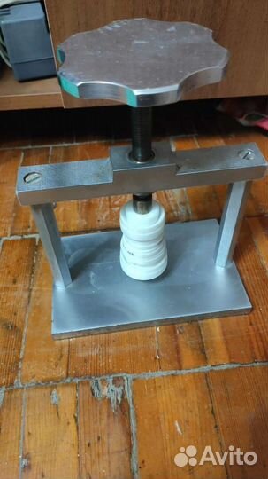 Пресс часовой для закрытия часов винтовой