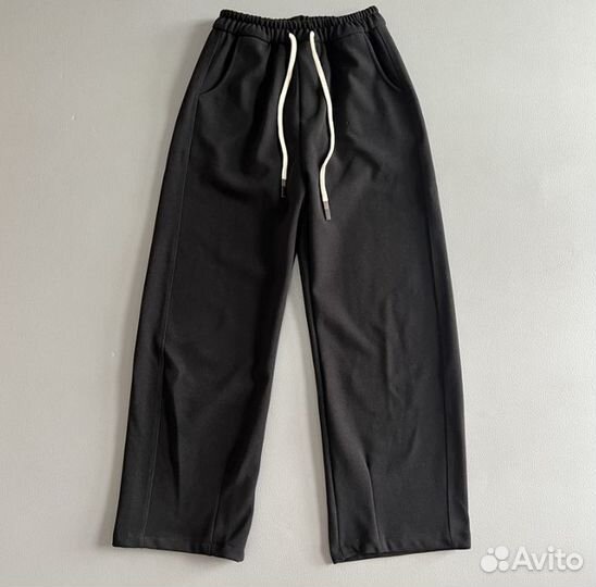 Спортивные штаны в стиле old money широкие