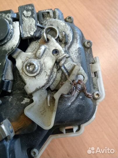 Замок двери задний левый Volkswagen Passat B5