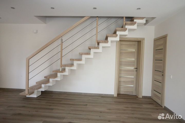 Лестница на второй этаж на косоуре под ключ