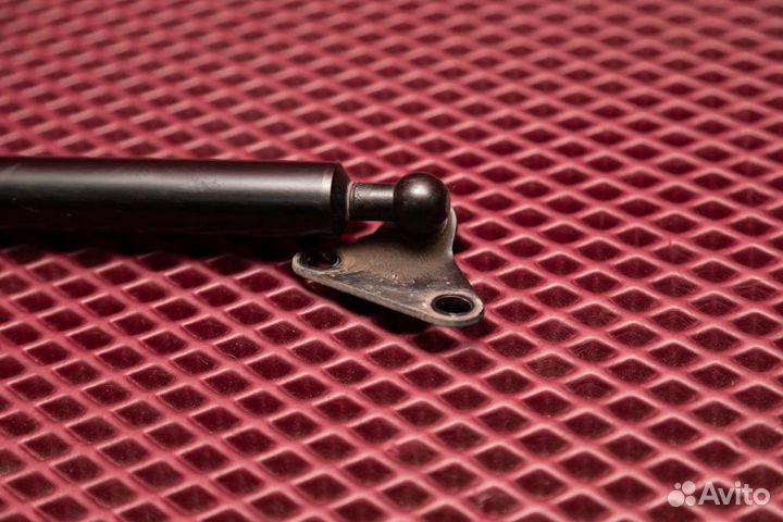 Амортизатор крышки багажника правый Toyota Land