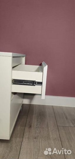 Тумба белая прикроватная с ящиками