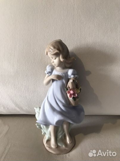 Статуэтка девочка с корзиной цветов