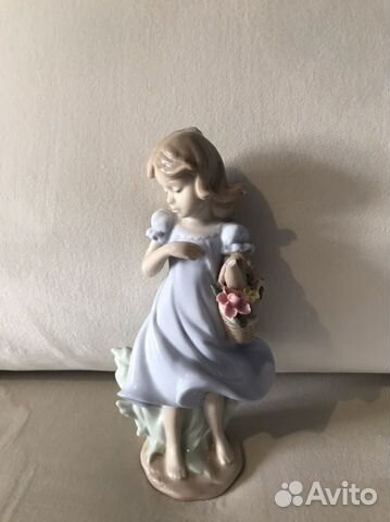 Статуэтка девочка с корзиной цветов