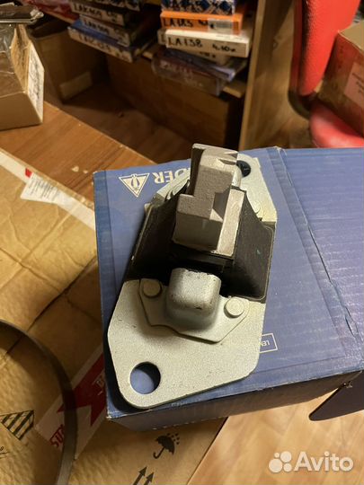 Опора двигателя правая Volvo S60 S80 XC90