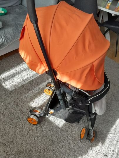 Прогулочная коляска combi