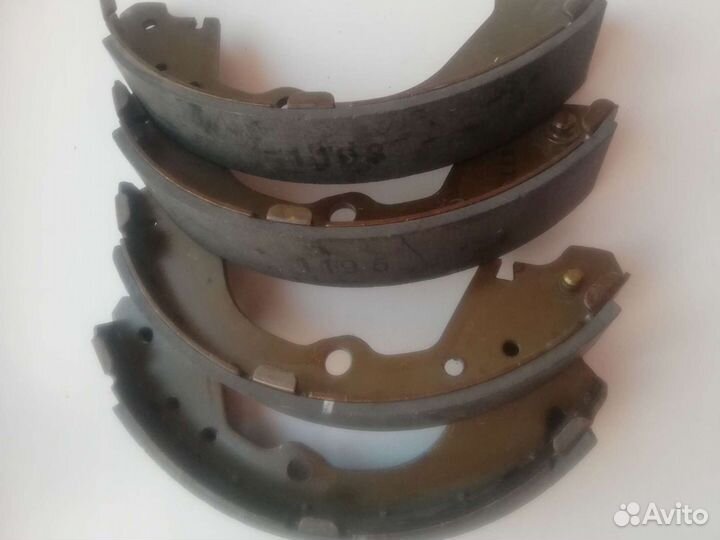 Продам задние тормозные колодки Ниссан сирена 4шт