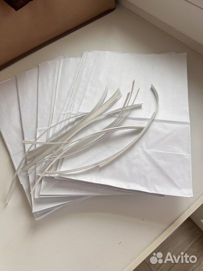 Белый бумажный пакет