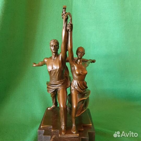 Бронзовая скульптура Рабочий и Колхозница