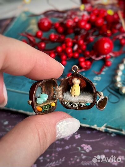 Кукольный домик в скорлупе ореха. Миниаюра кулон