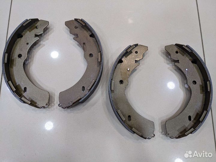 Колодки тормозные задние барабанные MMC L200 KB4T