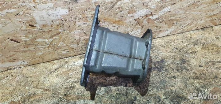 Кронштейн усилителя переднего бампера правый Opel