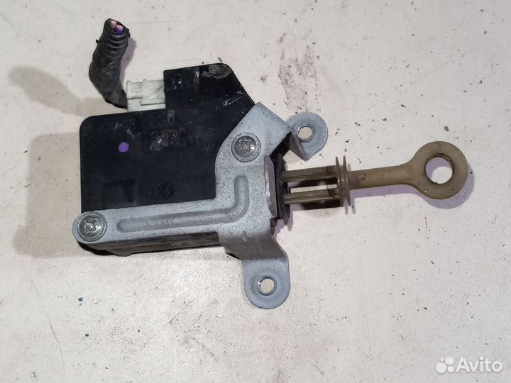 Активатор замка багажника на Пежо 107 2007г