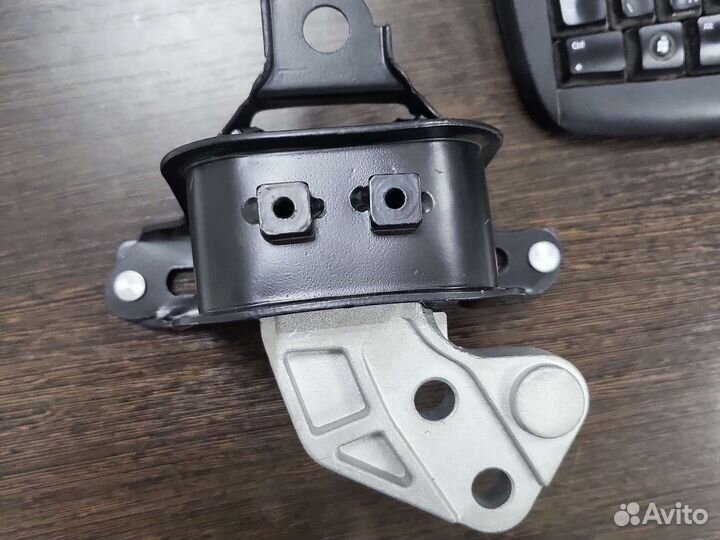 Опора двигателя правая Geely