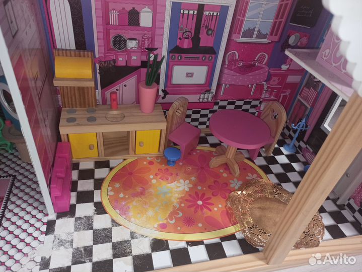 Большой кукольный домик с мебелью