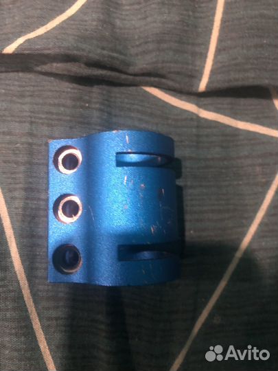 Зажим на трюковой самокат