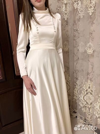 Белое вечернее платье