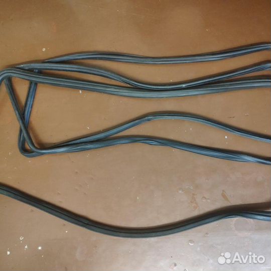 Стекла глухие волга универсал и резинки нов