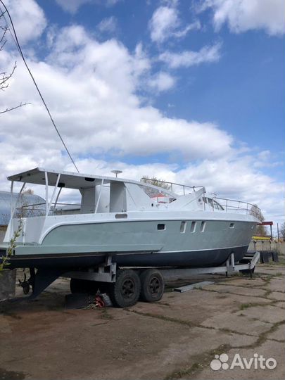 Прогулочный катер