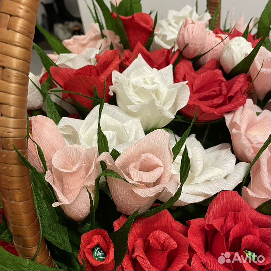 Сладкий букет из гофрированных цветов с конфетами