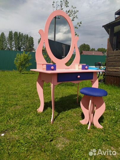 Стол для макияжа