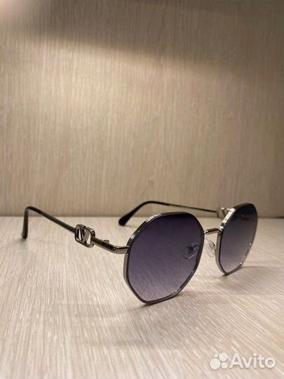 Солнцезащитные очки женские valentino