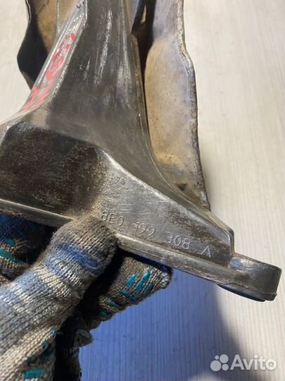 Кронштейн двигателя правый Audi A4 B7 ALT