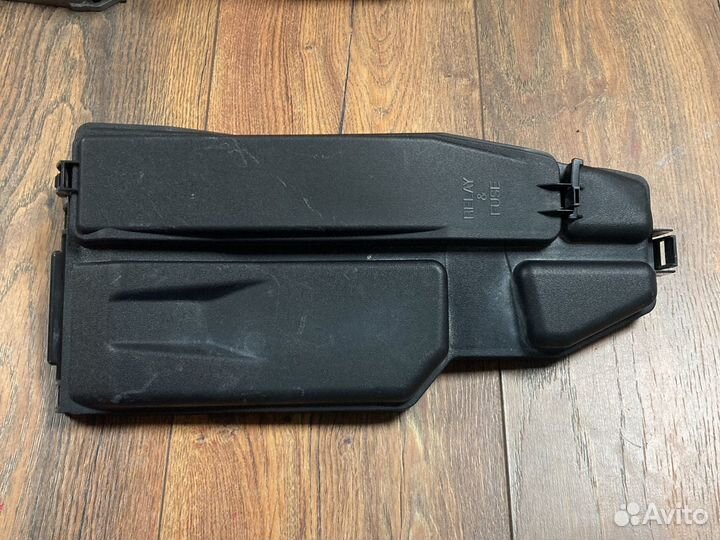 Lexus LS460L крышка блока предохранителей