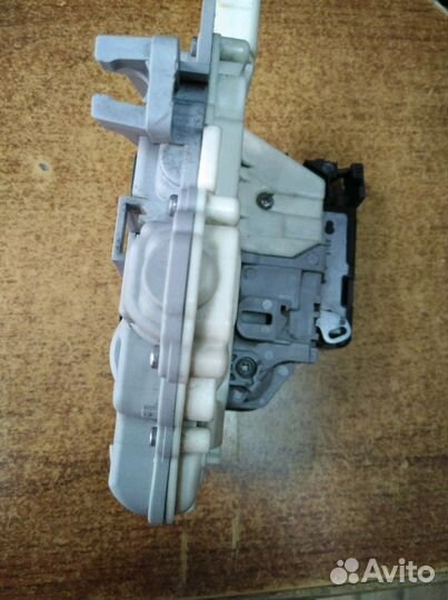 Замок двери на пассат б6