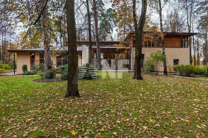 Дом 850 м² на участке 1,17 га