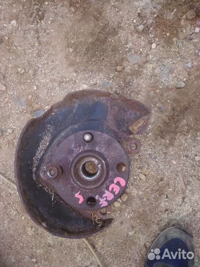 Передний поворотный кулак Тойота Королла Левин