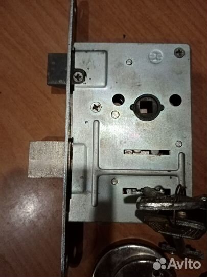 Замок врезной с ручкой