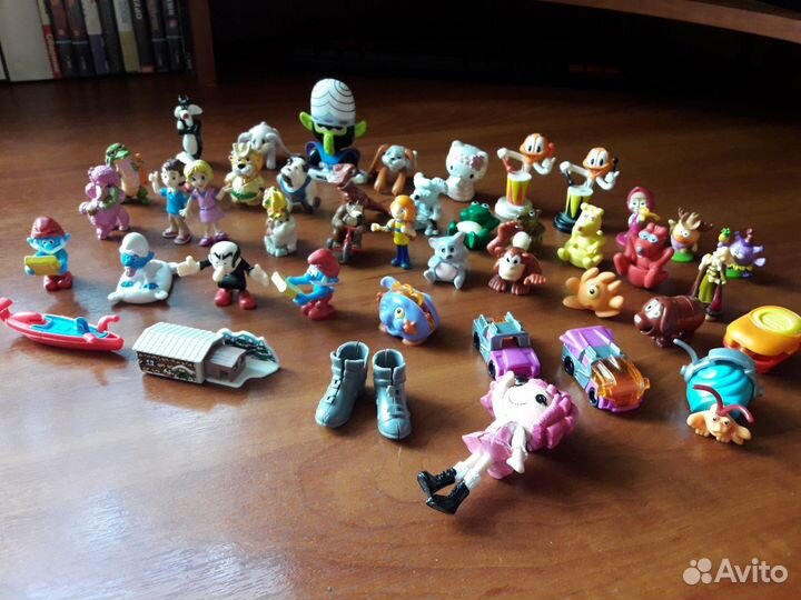 Игрушки из киндер-сюрприз, чупа-чупс и Смурфики