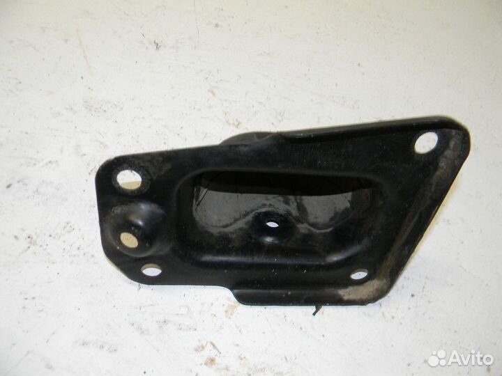 Кронштейн (п.з.к.) Octavia (A5 1Z) 2004-2013