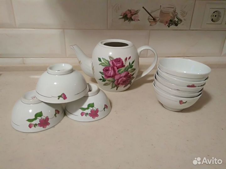 Чайник и пиалы