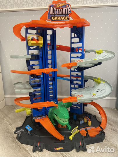 Трек хот вилс невообразимый гараж с тиранозавром