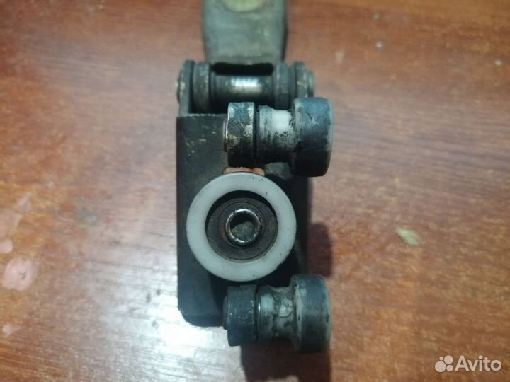 Ролик сдвижной двери левый средний VW T4