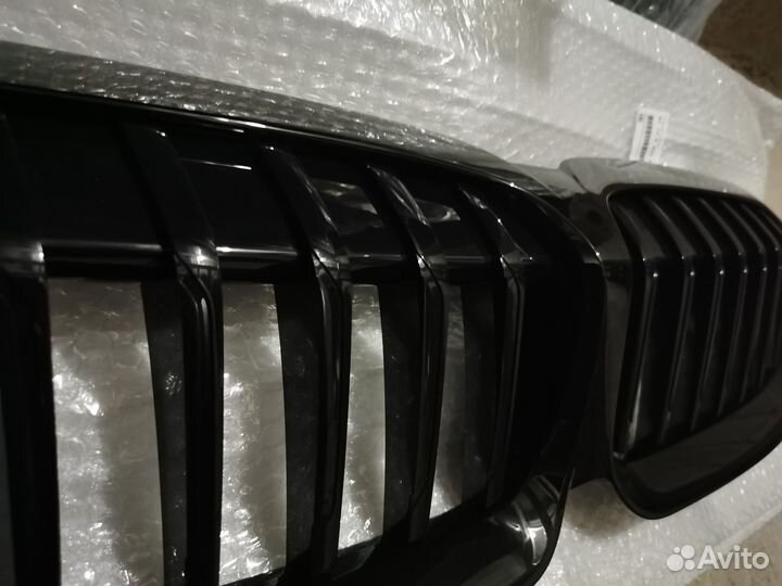 Черная решетка радиатора BMW G20