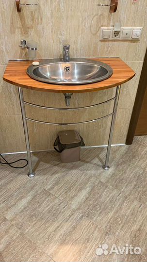 Умывальник с зеркалом